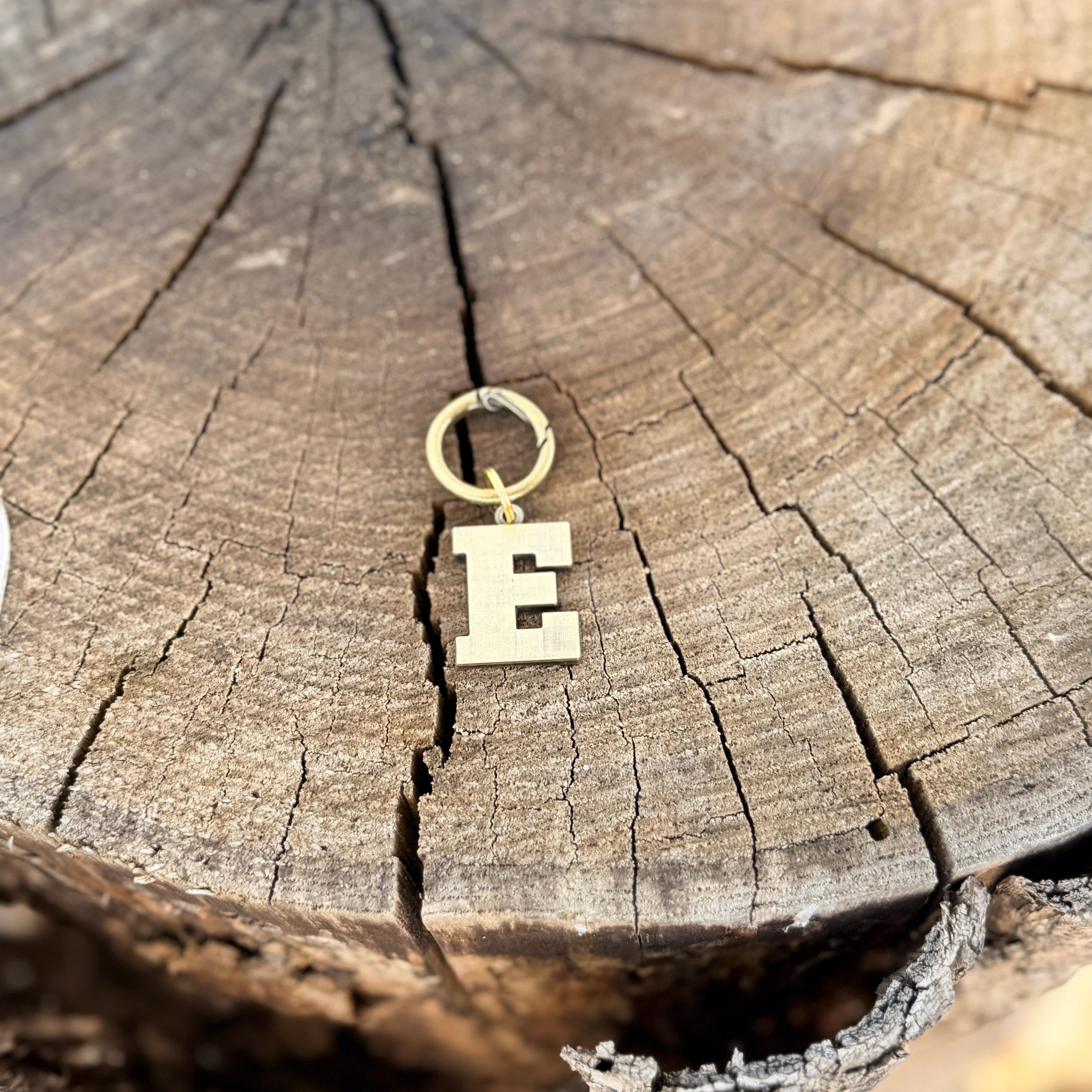 Coloured Dog Tag Letter E (Gold)